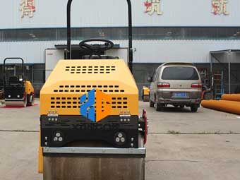 座駕壓路機(jī)“身材小，能量大”