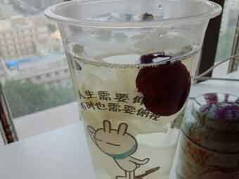 炎炎夏日到來，一杯銀耳紅棗美如詩！