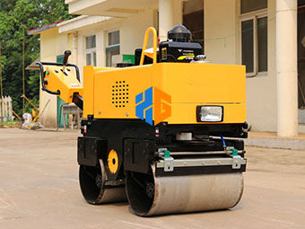 為什么小型壓路機(jī)適合公路養(yǎng)護(hù)呢？